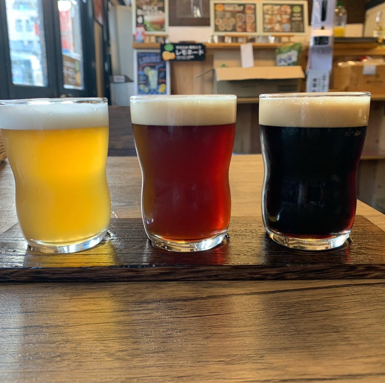 色合いの異なる3種類のクラフトビール