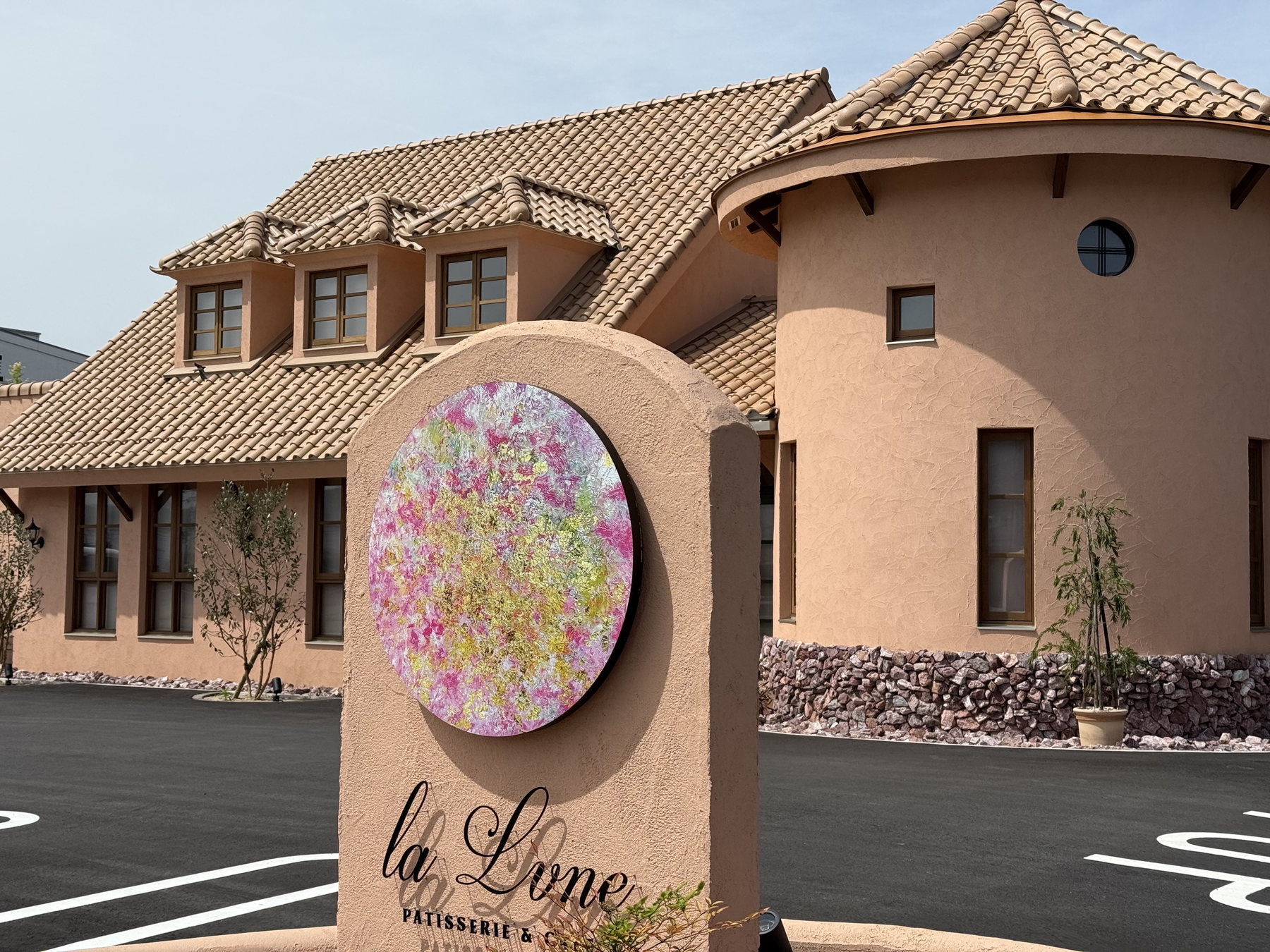 la Luneの外観とPINK MOONをモチーフにしたロゴ