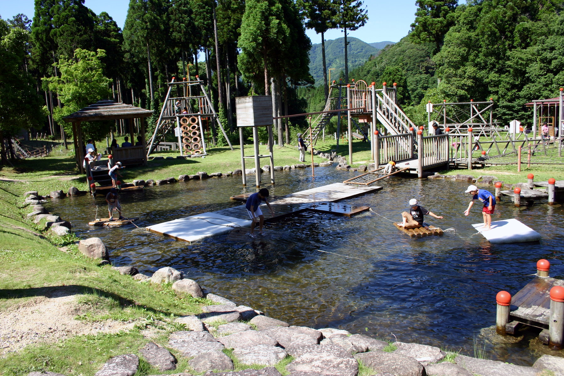 水上遊具で遊べるウッディパル余呉のアスレチック